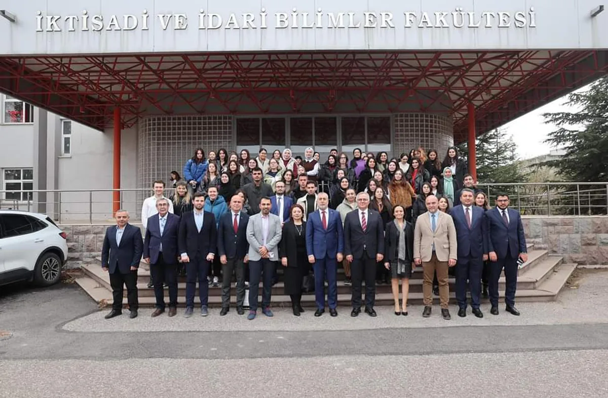 Çalışma ve Sosyal Güvenlik Bakanı Hacettepe Üniversitesi'nde Akademisyenler ve Öğrencilerle Buluştu Çalışma ve Sosyal Güvenlik Bakanı Hacettepe Üniversitesi'nde Akademisyenler ve Öğrencilerle Buluştu
