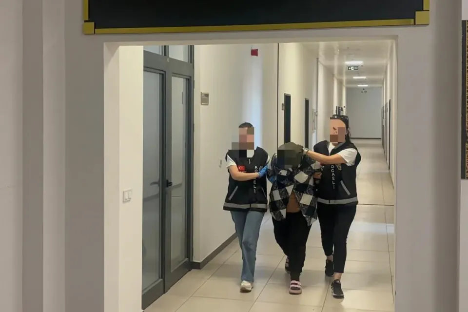 Kocaeli'de eşini öldüren anneyi 4 yaşındaki kızı mahkemede teselli etti: 'Ağlama, acıyor mu?' görseli