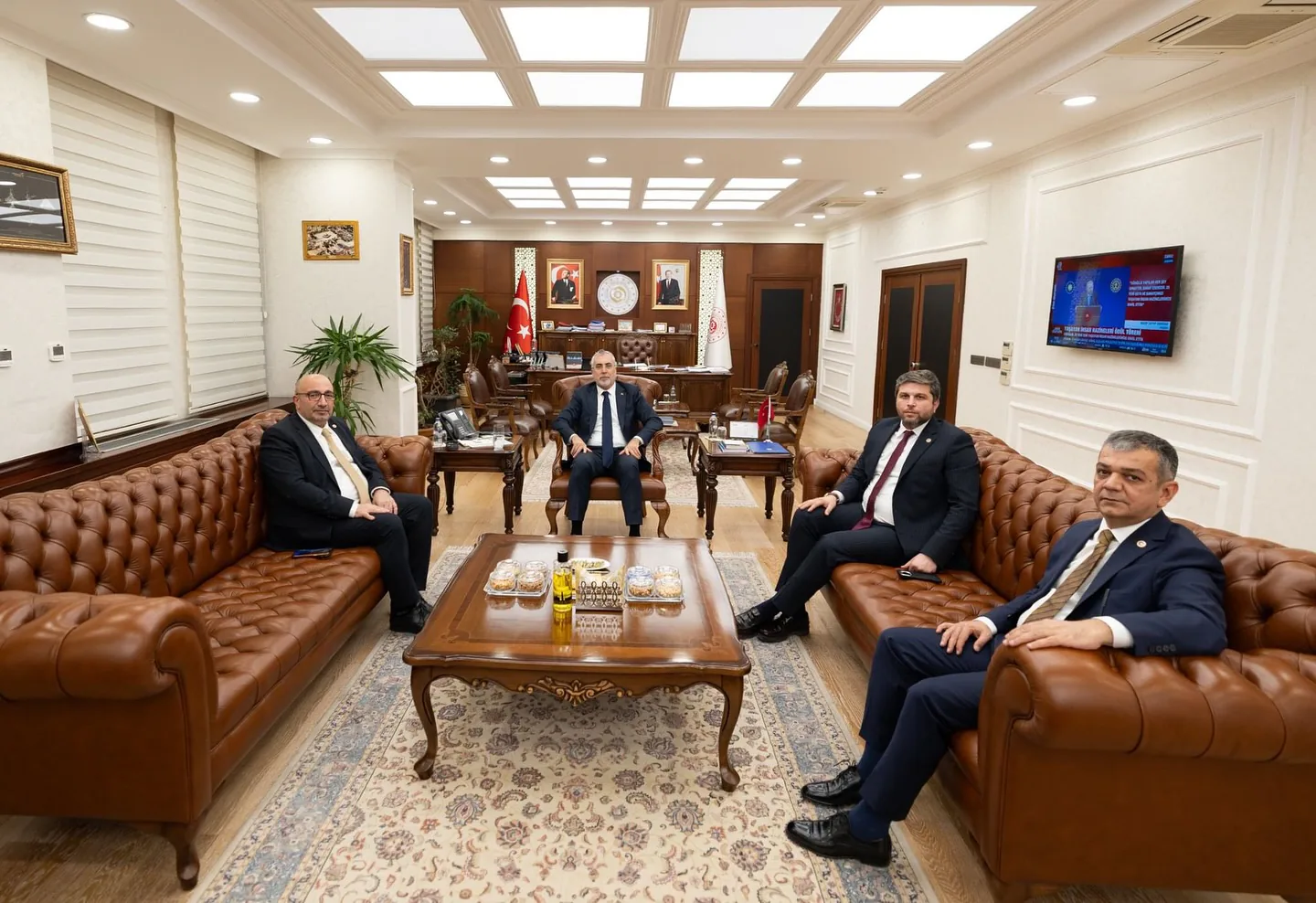 Bakan Vedat Işıkhan, Elazığ Milletvekilleriyle Bir Araya Geldi Bakan Vedat Işıkhan, Elazığ Milletvekilleriyle Bir Araya Geldi