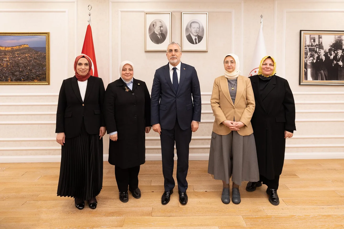 Çalışma ve Sosyal Güvenlik Bakanı, Kadın İstihdamı Konusunda Önemli Bir Görüşme Gerçekleştirdi Çalışma ve Sosyal Güvenlik Bakanı, Kadın İstihdamı Konusunda Önemli Bir Görüşme Gerçekleştirdi