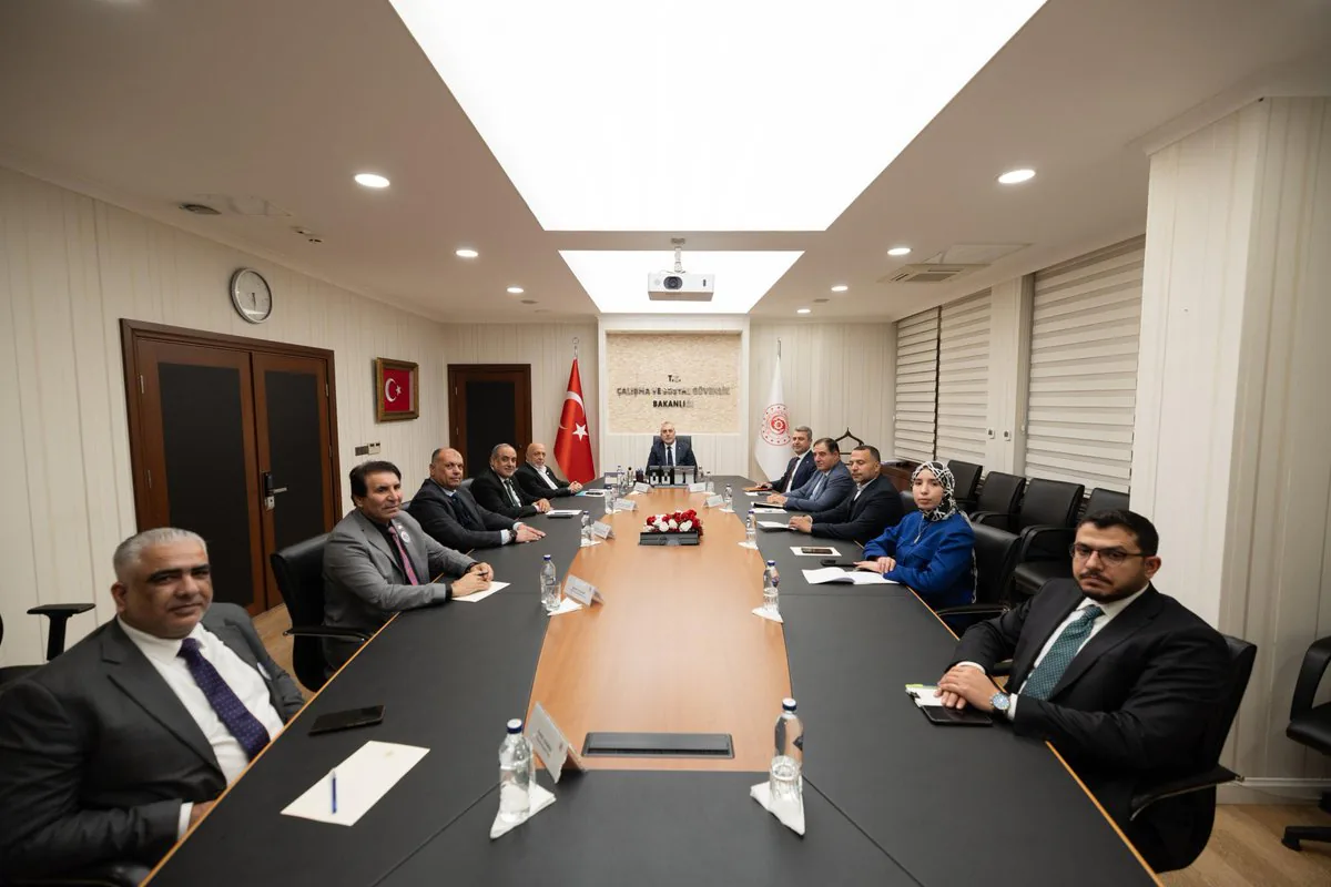 HAK İŞ Genel Başkanı Mahmut Arslan, Ürdün İşçi Sendikaları Federasyonu (GFJTU) Genel Başkanı Khaled Al Fanatsah ve heyeti ile birlikte Çalışma ve Sosyal Güvenlik Bakanı Prof. Dr. Vedat Işıkhan'ı ziyaret etti. HAK İŞ Genel Başkanı Mahmut Arslan, Ürdün İşçi Sendikaları Federasyonu (GFJTU) Genel Başkanı Khaled Al Fanatsah ve heyeti ile birlikte Çalışma ve Sosyal Güvenlik Bakanı Prof. Dr. Vedat Işıkhan'ı ziyaret etti.