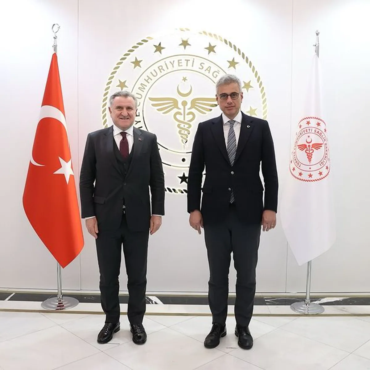 Sağlık Bakanı Prof. Dr. Kemal Memişoğlu, Gençlik ve Spor Bakanı Dr. Osman Aşkın Bak'ı Makamında Ağırladı Sağlık Bakanı Prof. Dr. Kemal Memişoğlu, Gençlik ve Spor Bakanı Dr. Osman Aşkın Bak'ı Makamında Ağırladı