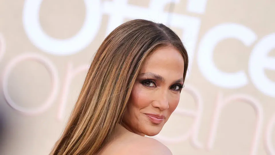 Jennifer Lopez, Milan Fashion Week'te cesur şeffaf elbisesiyle tüm gözleri topladı görseli