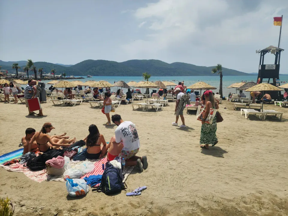 Plajlarda Şezlong Savaşları: 2026 Mevzuatına Göre Haklarınız Neler? görseli
