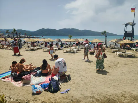 Plajlarda Şezlong Savaşları: 2026 Mevzuatına Göre Haklarınız Neler?