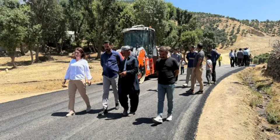 Hakkari Derecik'te Köy Yolları Yenileniyor: Asfalt ve Genişletme Çalışmaları Sürüyor görseli