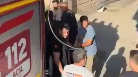 Adana'da 1. katten bahçeye düşen yaşlı kadın itfaiye ekiplerince kurtarıldı