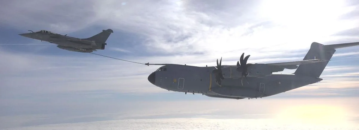 Fransız Donanması’na Ait Rafale M Savaş Uçakları ile A400M Uçaklarına Havadan Yakıt İkmali Yapıldı Fransız Donanması’na Ait Rafale M Savaş Uçakları ile A400M Uçaklarına Havadan Yakıt İkmali Yapıldı