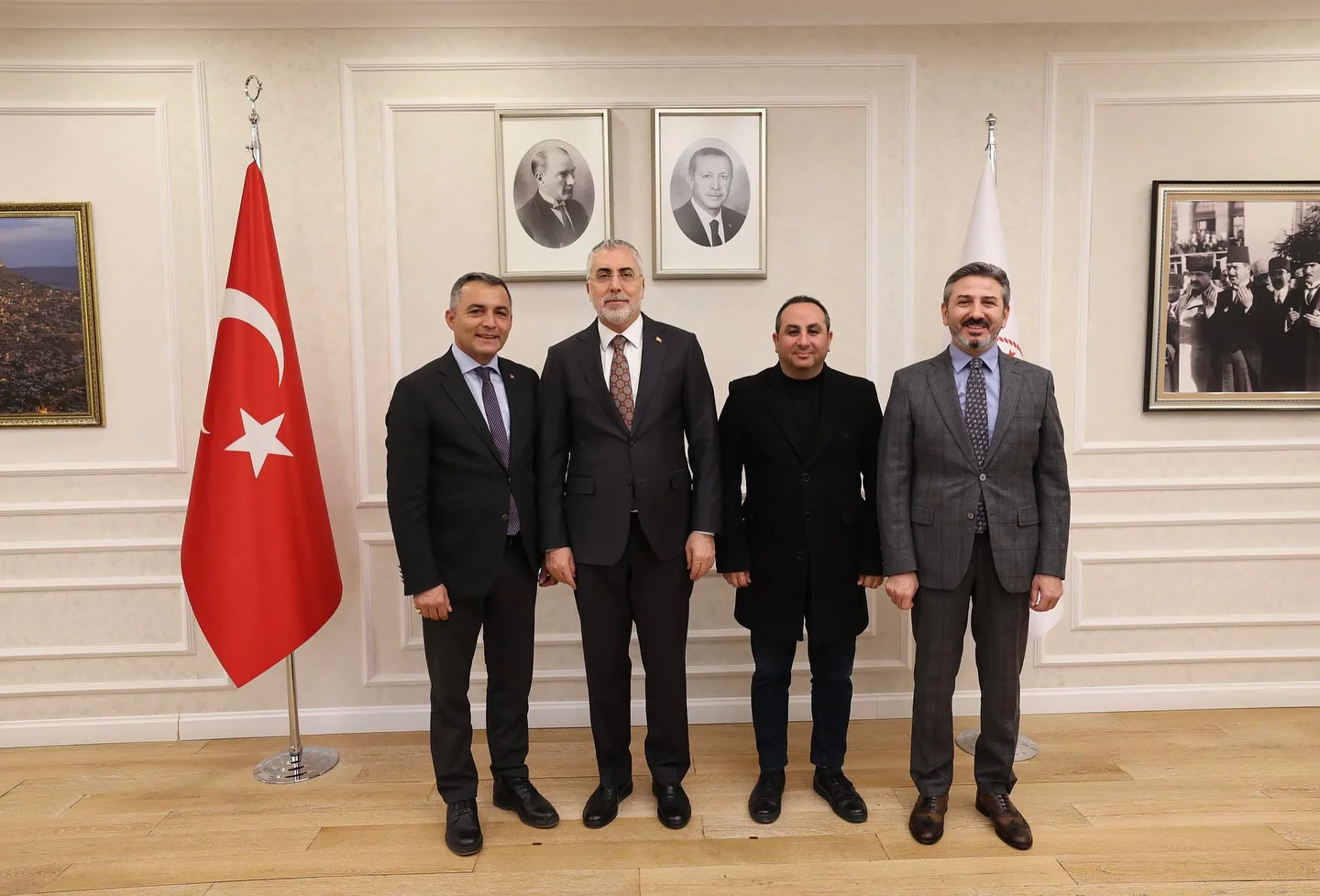 Çalışma ve Sosyal Güvenlik Bakanı Vedat Işıkhan, Manavgat Belediye Başkanı Niyazi Nefi Kara ile Toplantı Gerçekleştirdi Çalışma ve Sosyal Güvenlik Bakanı Vedat Işıkhan, Manavgat Belediye Başkanı Niyazi Nefi Kara ile Toplantı Gerçekleştirdi