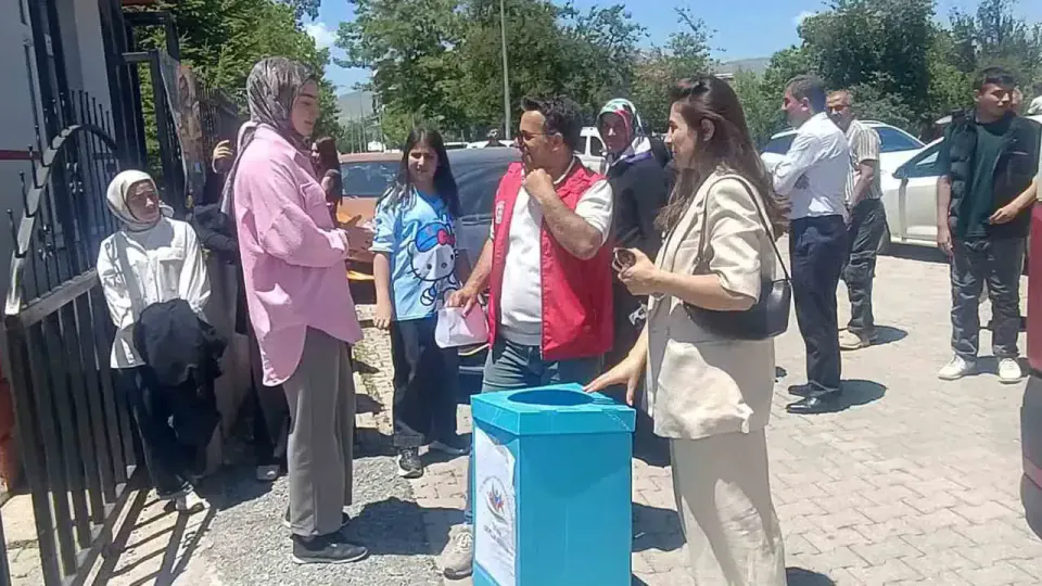 Bitlis'te YKS sonrası anlamlı dayanışma: Sınav malzemeleri köy okullarına görseli