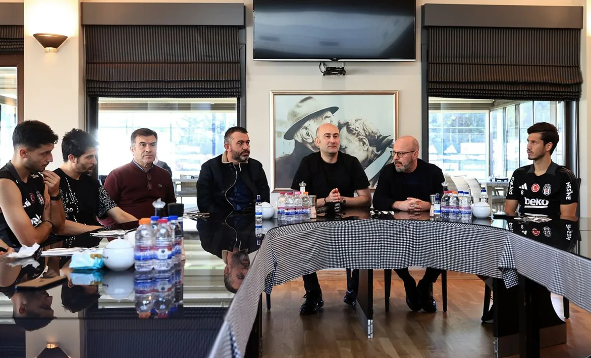 Beşiktaş JK Başkanı Hüseyin Yücel Futbolcularla Bir Araya Geldi Beşiktaş JK Başkanı Hüseyin Yücel Futbolcularla Bir Araya Geldi