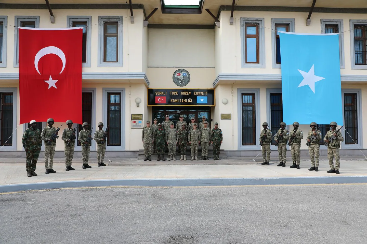 Somali Türk Görev Kuvveti Eğitim Töreni Mogadişu'da Gerçekleşti Somali Türk Görev Kuvveti Eğitim Töreni Mogadişu'da Gerçekleşti