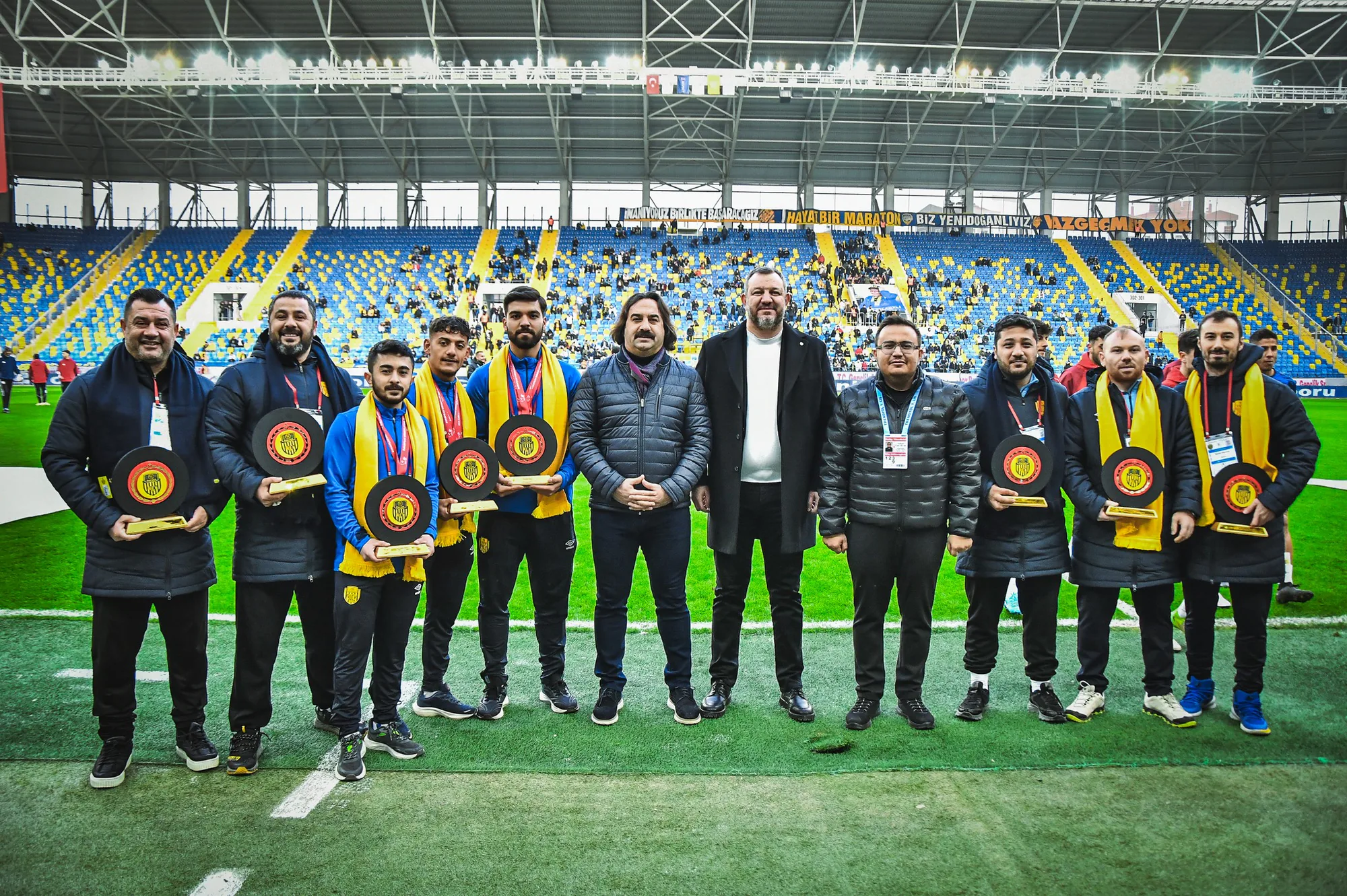 MKE Ankaragücü Başkanı İsmail Mert Fırat, Sporcularını ve Antrenörlerini Onurlandırdı MKE Ankaragücü Başkanı İsmail Mert Fırat, Sporcularını ve Antrenörlerini Onurlandırdı