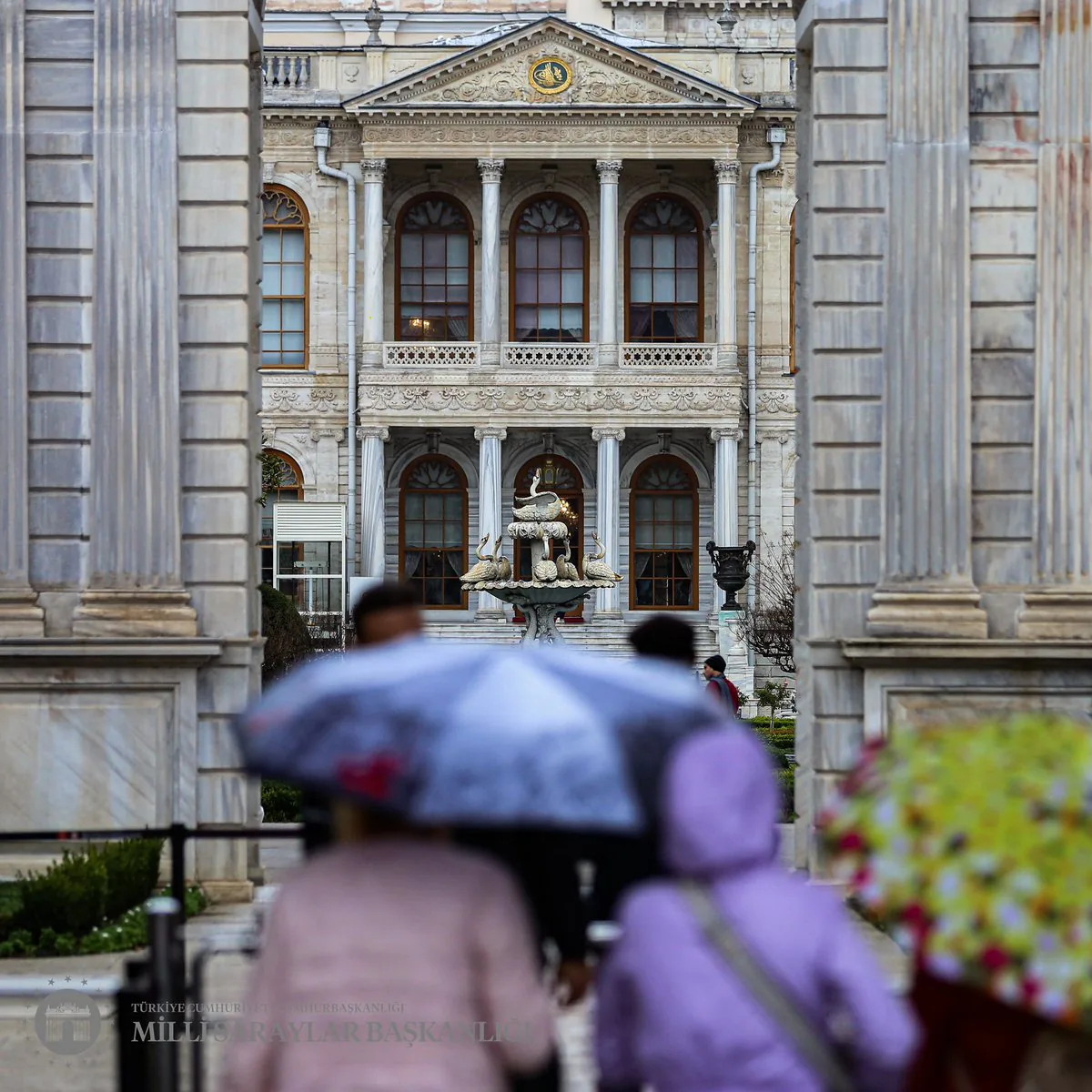Dolmabahçe Sarayı'nın Yağmur Altındaki Büyüleyici Manzaraları Dolmabahçe Sarayı'nın Yağmur Altındaki Büyüleyici Manzaraları