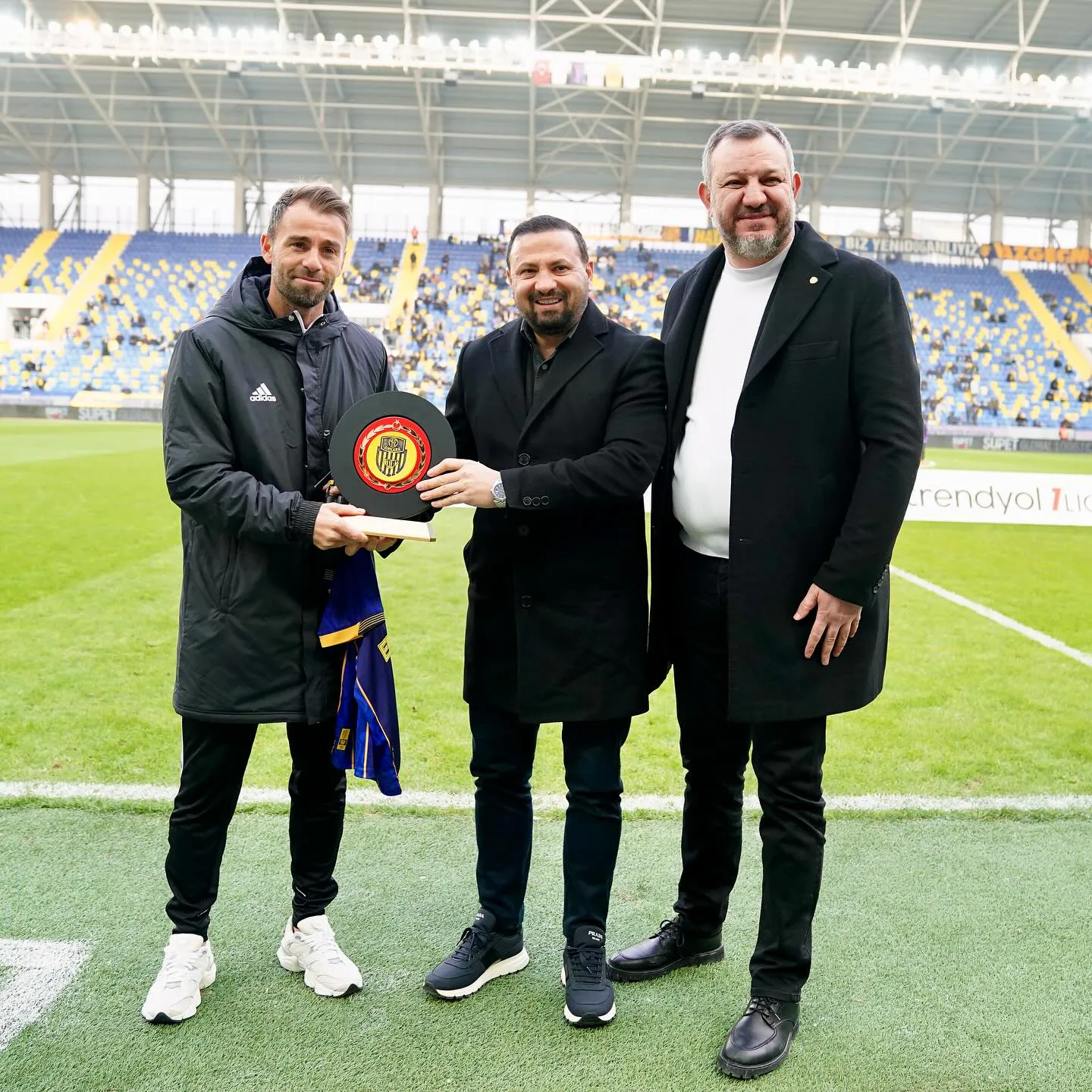 Pendikspor'da Önemli Bir Hediye Töreni Gerçekleşti Pendikspor'da Önemli Bir Hediye Töreni Gerçekleşti