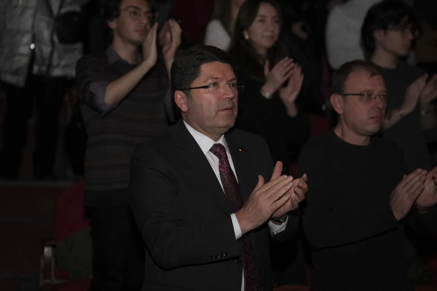 Adalet Bakanı Yılmaz Tunç, "12 Öfkeli" Tiyatro Oyununu İzledi Adalet Bakanı Yılmaz Tunç, "12 Öfkeli" Tiyatro Oyununu İzledi