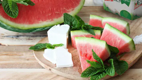 Yaz Sofralarının Vazgeçilmezi Karpuz ve Beyaz Peynir İkilisi