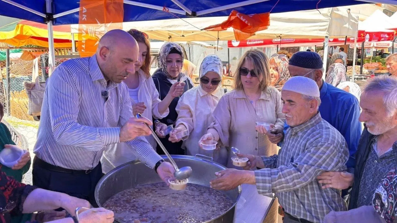 AK Parti Kastamonu'dan Topçuoğlu Pazarı'nda Aşure İkramı AK Parti Kastamonu'dan Topçuoğlu Pazarı'nda Aşure İkramı