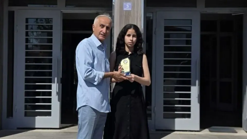 Zeynep Karadaş'ın Azmi Meyvesini Verdi: Görme Engelli Öğrenci Okul Birincisi Oldu görseli