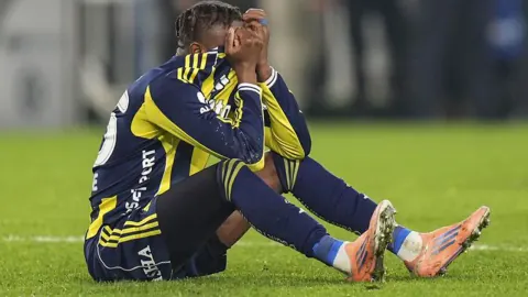 Fenerbahçe'den 5 Futbolcu İçin Sağlık Açıklaması: Livakovic 3 Hafta Yok Fenerbahçe'den 5 Futbolcu İçin Sağlık Açıklaması: Livakovic 3 Hafta Yok