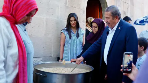 Darende Yusuf Paşa Bedesteni'nde Anlamlı Buluşma: Kadın Esnaflardan Aşure İkramı
