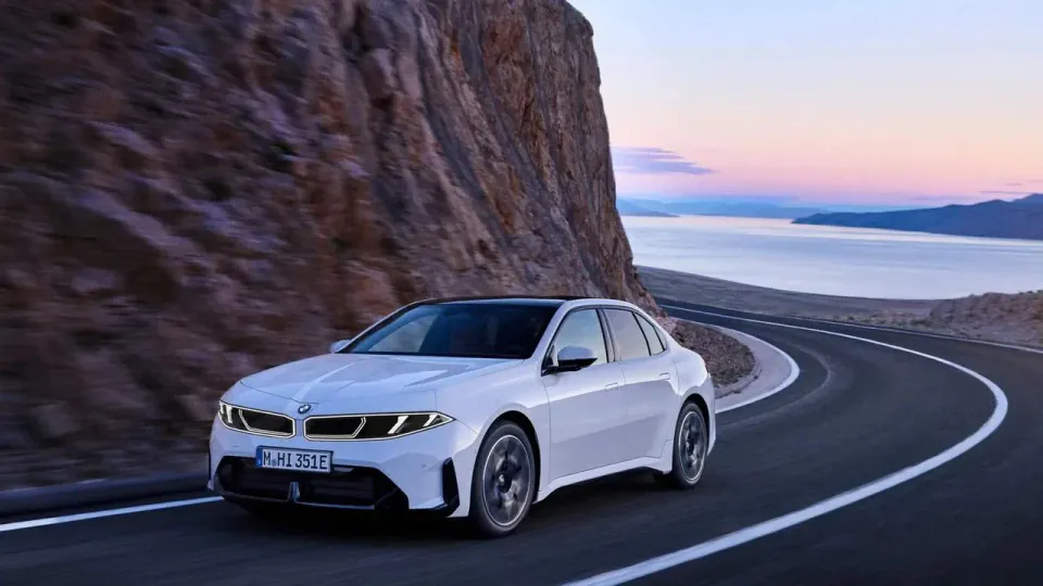 Yeni BMW i3 50 xDrive First Edition: 906 KM Menzil ve Teknik Detaylar görseli