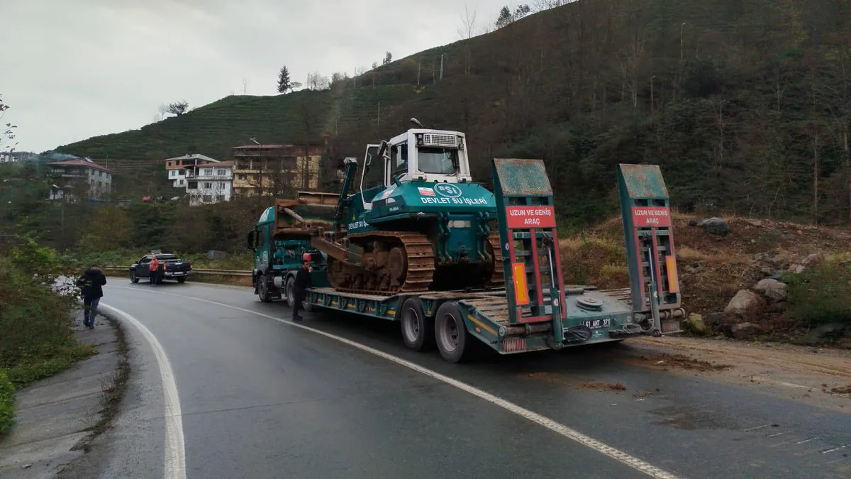 Güngören Tüneli Çıkışında Heyelan: Karadeniz Sahil Yolu Kapandı Güngören Tüneli Çıkışında Heyelan: Karadeniz Sahil Yolu Kapandı