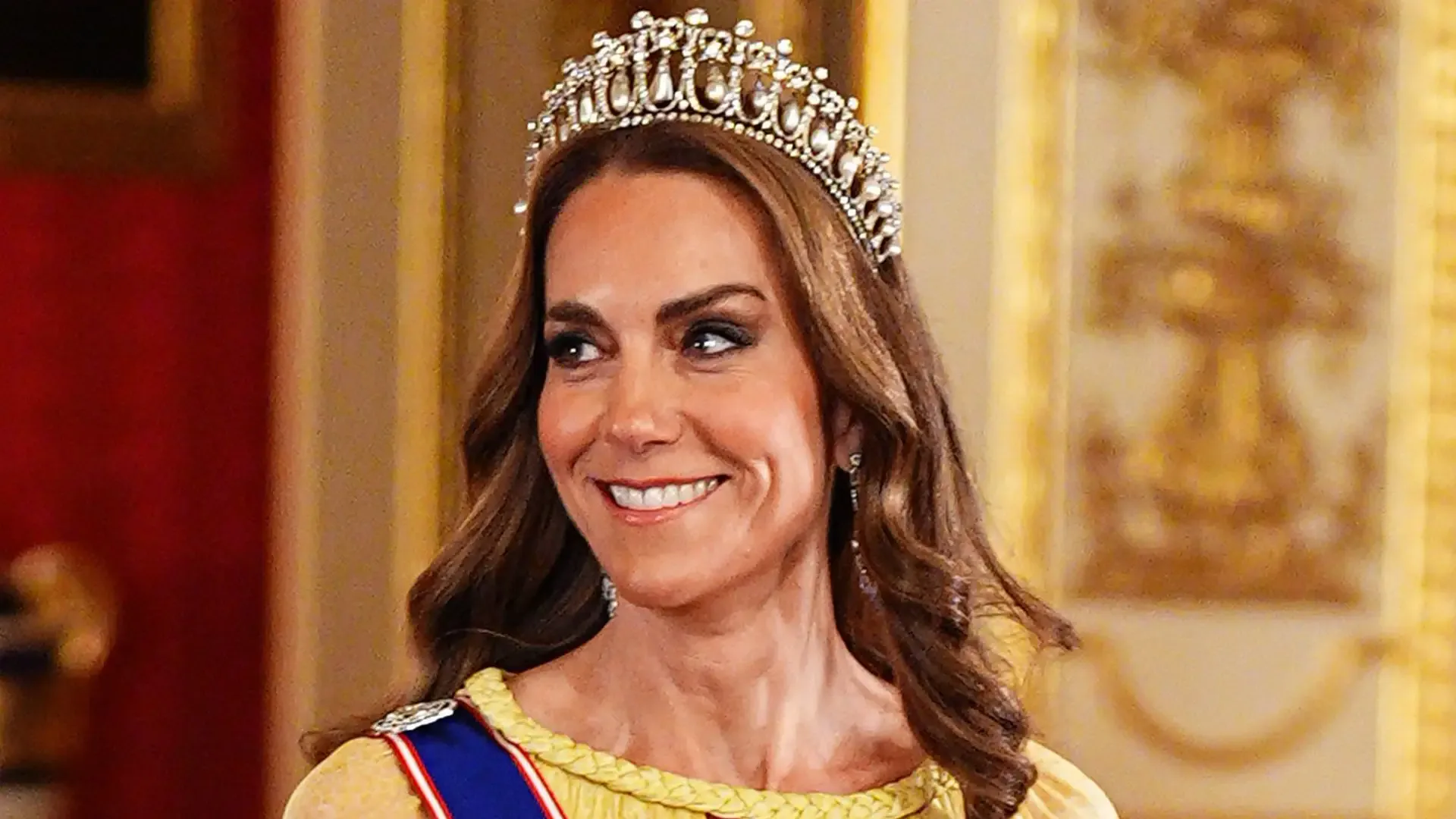 Kate Middleton, Oman Sultanı devlet ziyareti'nde sarı elbise ve tac ile Disney prensesi gibi parladı Kate Middleton, Oman Sultanı devlet ziyareti'nde sarı elbise ve tac ile Disney prensesi gibi parladı