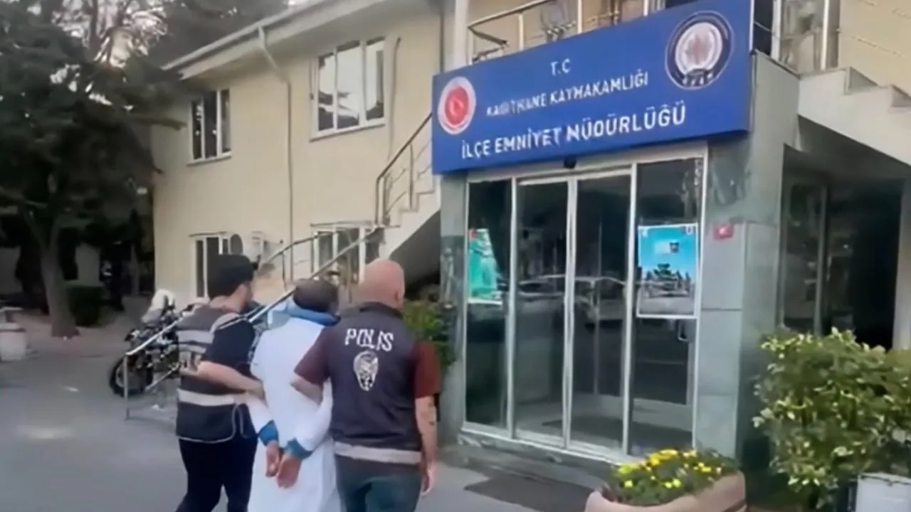 İstanbul'da Türk Bayrağını Yere Atan Şahıs Yakalandı İstanbul'da Türk Bayrağını Yere Atan Şahıs Yakalandı