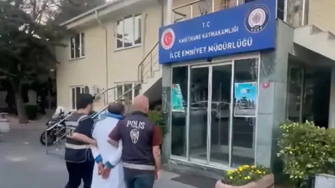 İstanbul'da Türk Bayrağını Yere Atan Şahıs Yakalandı