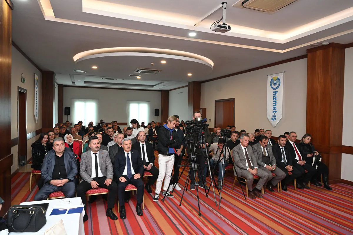 Genel Başkan Mahmut Arslan'dan Çalışma Hayatı Açıklaması Genel Başkan Mahmut Arslan'dan Çalışma Hayatı Açıklaması