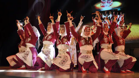 Akşehir'de Kültür Rüzgarı: Türkiye'nin Renkleri Sahneye Taşındı