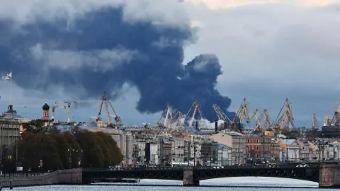 Sankt Peterburg'e 1015 dronla dev saldırı: Petrol terminali ve VK veri merkezi hedef alındı