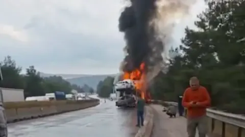 Pozantı Otoyolunda Araç Yüklü Tır Bariyerlere Çarparak Yandı