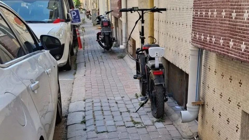 Kırklareli'nde Kaldırım İşgali Tepki Çekiyor: Yayalar Yola İnmek Zorunda Kalıyor görseli