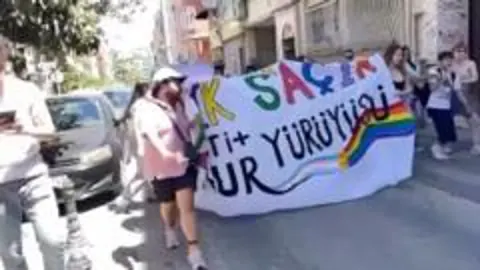 İstanbul Onur Yürüyüşü'ne polis müdahalesi: Onlarca kişi gözaltına alındı