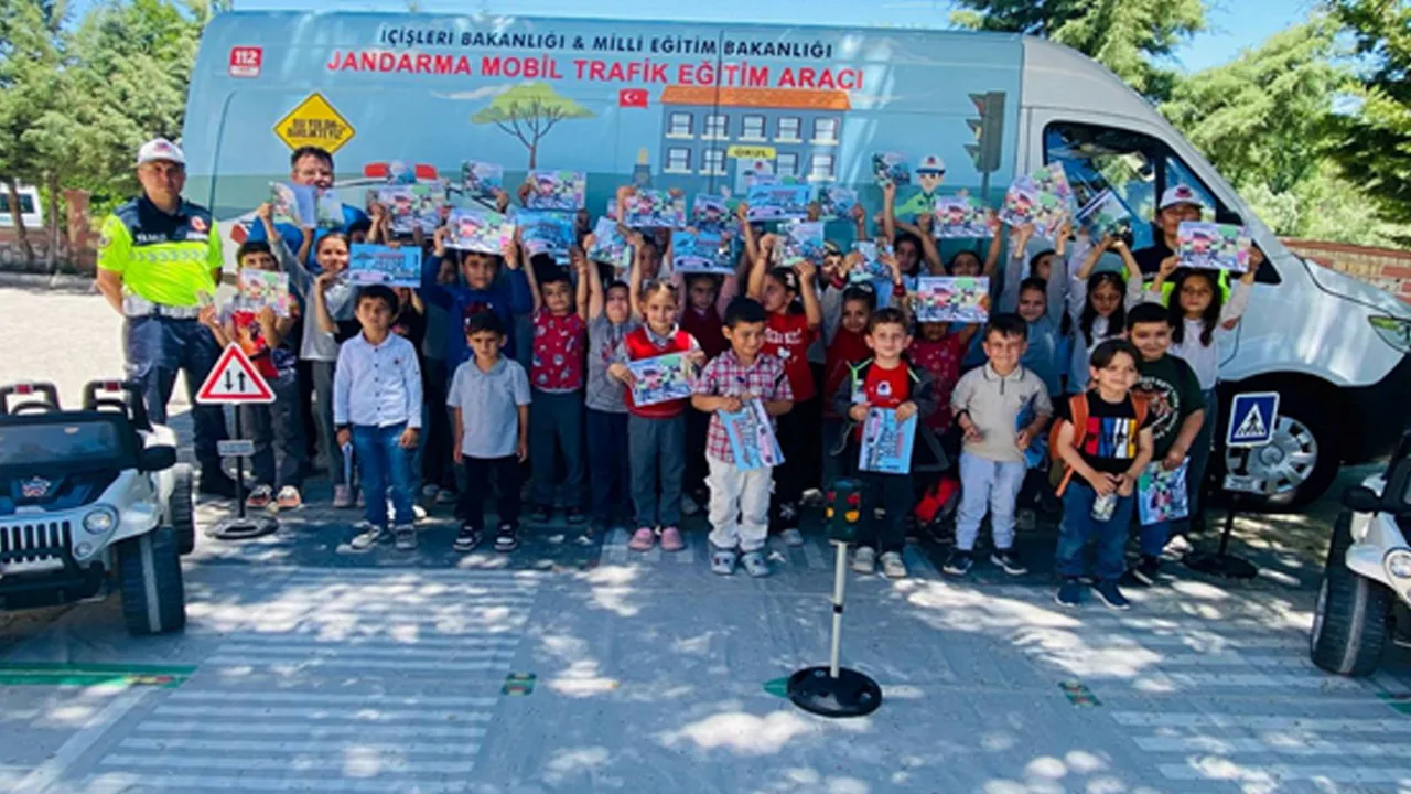 Konya'da Binlerce Kişiye Jandarmadan Trafik Güvenliği Eğitimi Konya'da Binlerce Kişiye Jandarmadan Trafik Güvenliği Eğitimi