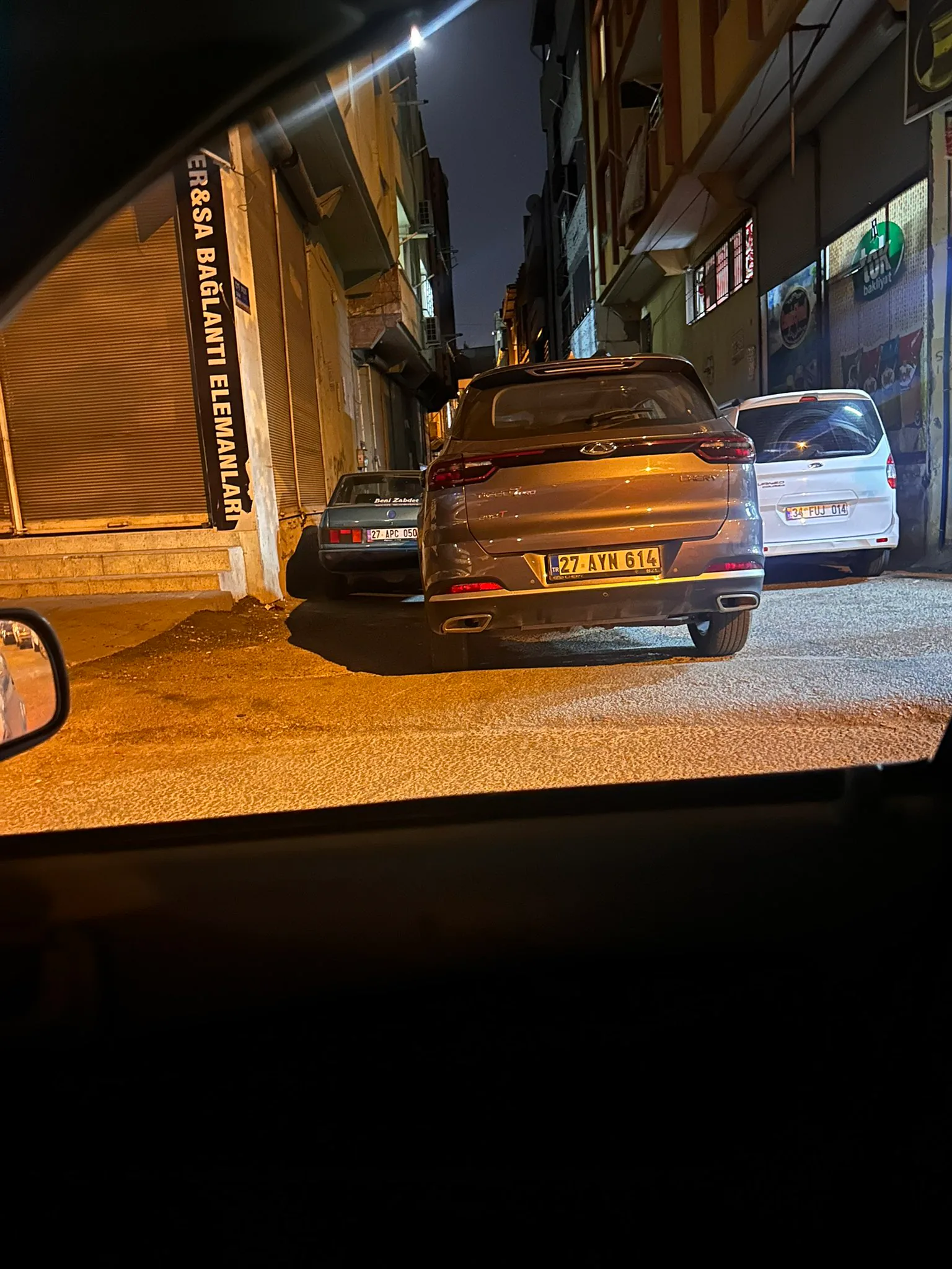 Gaziantep'te Park Krizi: Araçlar Yolu Kapattı, Evine Giremeyen Vatandaş İsyan Etti Gaziantep'te Park Krizi: Araçlar Yolu Kapattı, Evine Giremeyen Vatandaş İsyan Etti