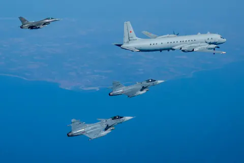 Rus Savaş Uçakları İsveç Hava Sahasını Zorladı: Sınırda Kritik Yaklaşma