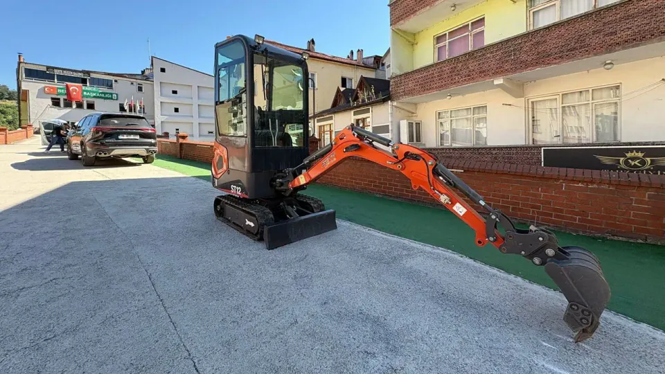 Yenice Belediyesi'ne İş İnsanı Cemal Dereli'den Makine Desteği görseli