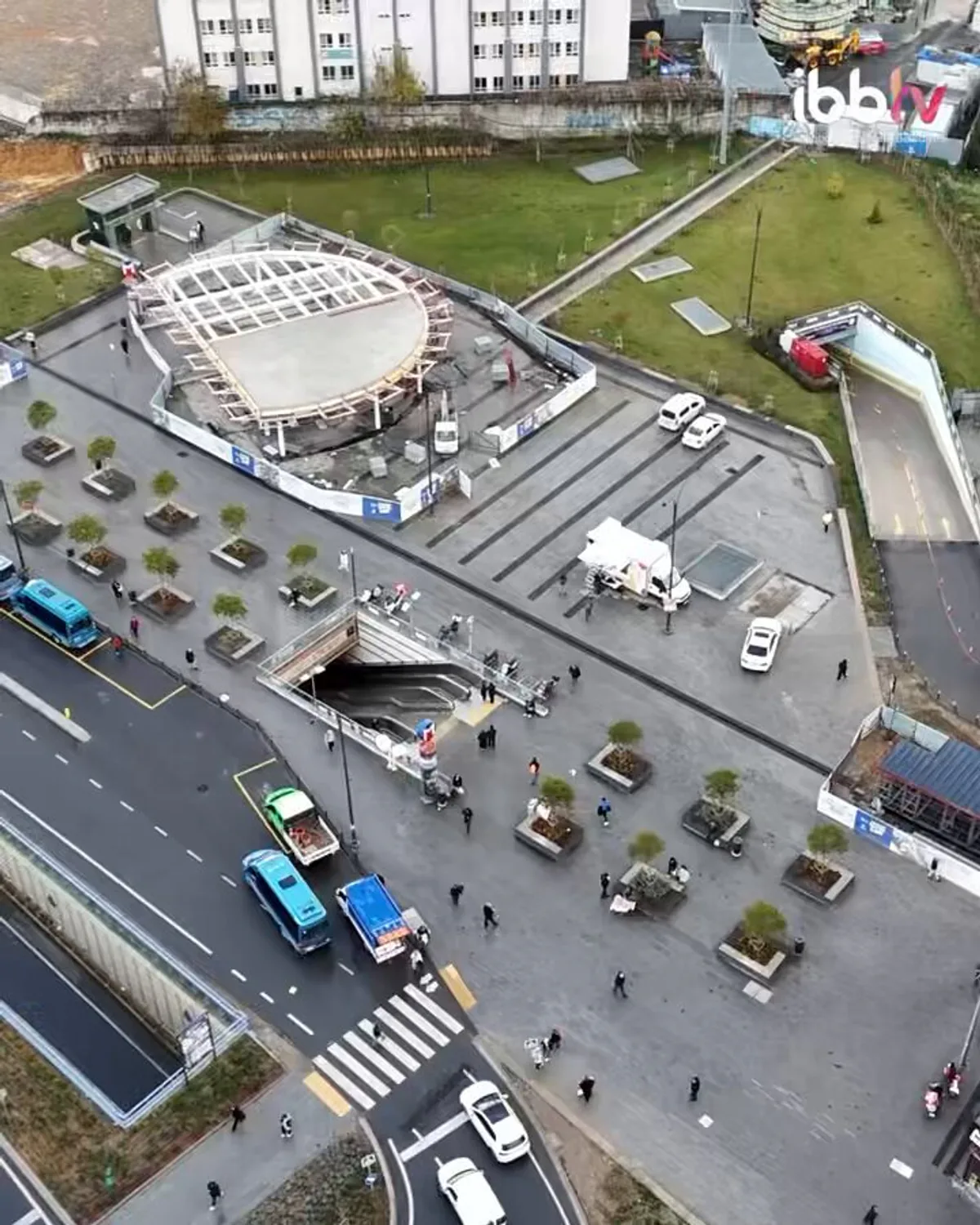 İstanbul Büyükşehir Belediyesi, Metro Çıkışlarını Estetik Bir Hâle Getiriyor İstanbul Büyükşehir Belediyesi, Metro Çıkışlarını Estetik Bir Hâle Getiriyor