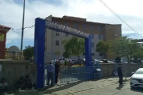 Bingöl'de asansör faciası: 9. sınıf öğrencisi kafası sıkıştı, hastaneye kaldırıldı