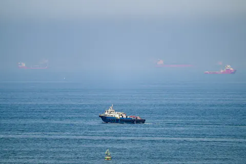 Hormuz Boğazı'nda tankere bilinmeyen mermi isabet etti: 2 yaralı, UKMTO uyardı