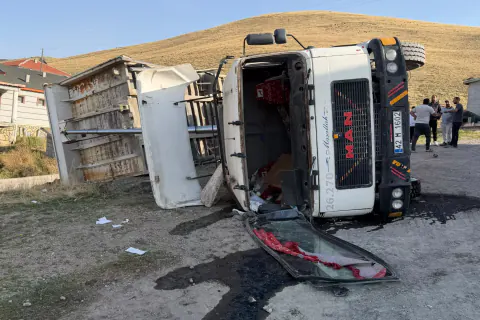 Konya Kulu'da hafriyat tırı devrildi: Sürücü yaralı