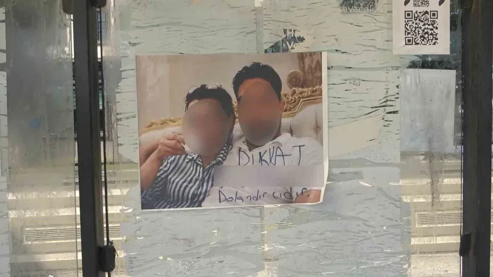 Adana'da otobüs durağına 'Dolandırıcı' afişi: Eşi de hedef alındı, vatandaşlar şok oldu görseli