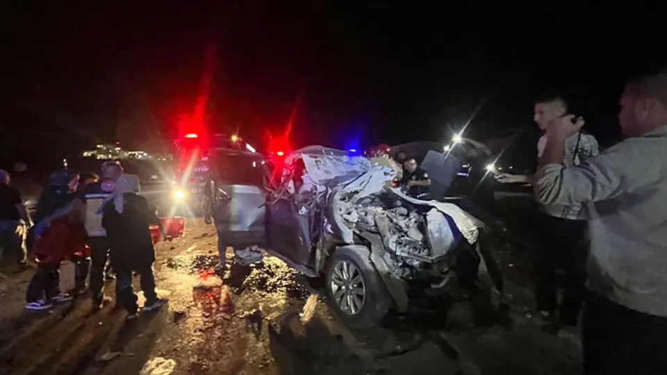 Manisa Kula'da pikap tıraya arkadan girdi: 20 yaşındaki genç öldü, 4 yaralı görseli
