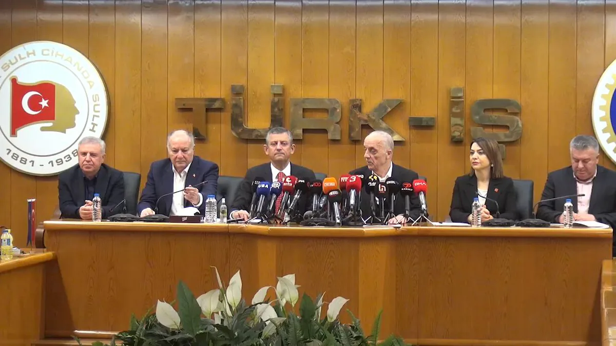 CHP Genel Başkanı Özgür Özel, TÜRK-İŞ Genel Merkezini Ziyaret Etti CHP Genel Başkanı Özgür Özel, TÜRK-İŞ Genel Merkezini Ziyaret Etti