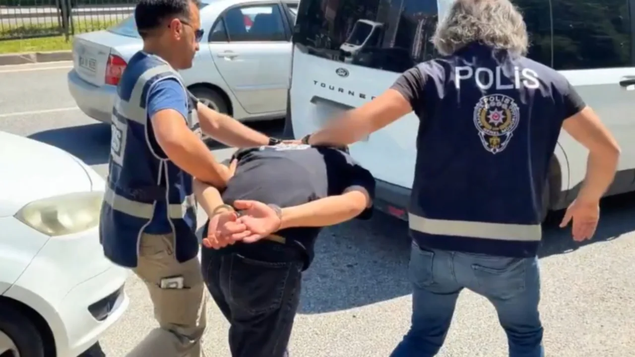 Hakkında 63 Yıl Hapis Cezası Bulunan Hırsızlık Hükümlüsü Yakalandı Hakkında 63 Yıl Hapis Cezası Bulunan Hırsızlık Hükümlüsü Yakalandı
