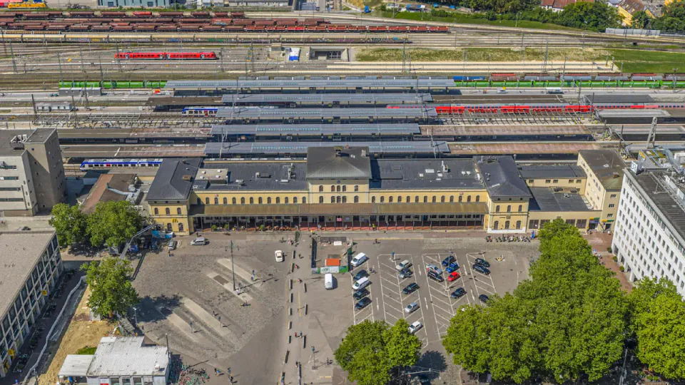 Augsburg Hbf'de El Bombası Patlaması: 2 Yaralı, Organizasyon Bağlantısı Aranıyor görseli