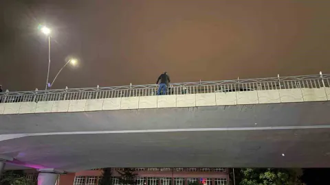 Kayseri'de köprüye çıkan şahsı polis ikna etti: 1 saatlik mücadele sonucu hayat kurtarıldı